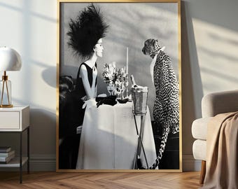 Plakat z modelem i gepardem jedzącym kolację, czarno-biała sztuka ścienna, sztuka ścienna w stylu vintage, wydruki fotograficzne, plakat na płótnie
