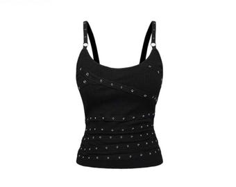 Top sin mangas negro con tirantes y tachuelas