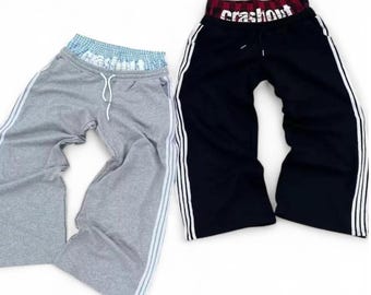 Pantalones deportivos holgados de color gris y negro.