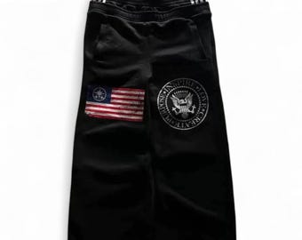 Pantalones deportivos negros de pierna ancha con estampado