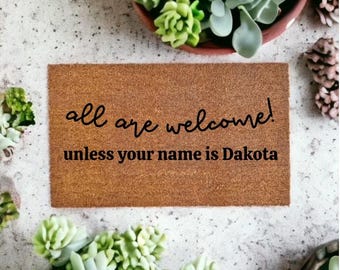 Todos son bienvenidos *a menos que te llames Dakota. Felpudo, felpudo personalizado, decoración moderna para el porche, regalo de inauguración de casa, felpudo de bienvenida para exteriores.