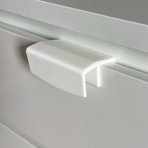 Könnte beinhalten: Rustikales Holzschild mit dem Text "Welcome to our home" in weißer Schrift. Das Schild hat eine Used-Optik und ein schlichtes, einladendes Design, ideal für die Eingangsbereichsdekoration.