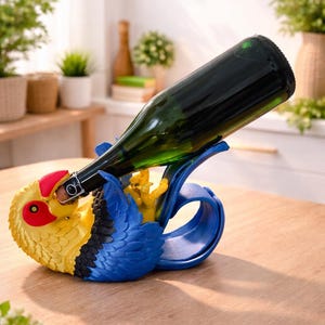Peut inclure: Un porte-bouteille de vin décoratif en forme de perroquet. Le support est peint en jaune, bleu et rouge. Il est conçu pour maintenir une bouteille de vin. Le support est fabriqué dans un matériau durable.