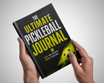 Può includere: Un libro tascabile nero intitolato The Ultimate Pickleball Journal con testo verde lime e bianco. La copertina presenta un grafico di una pallina da pickleball gialla con fori e il testo Track Your Progress. Improve Your Game. Olexior Press è stampato in basso.