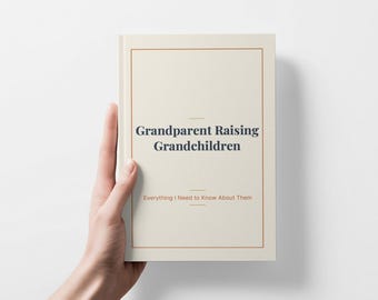 Può includere: Un libro con copertina color crema caratterizzato da un sottile bordo rettangolare arancione. Il titolo "Grandparent Raising Grandchildren" è stampato in blu scuro, seguito dal sottotitolo "Everything I Need to Know About Them" in arancione.