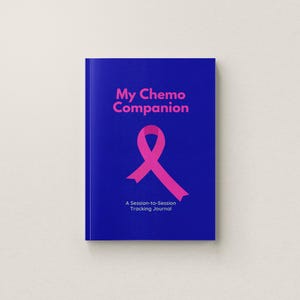 Puede incluir: Un diario azul titulado My Chemo Companion con un gráfico de cinta de concienciación rosa en la portada. Debajo del título, el texto dice A Session-to-Session Tracking Journal. La portada presenta un fondo azul sólido con texto y cinta rosa.