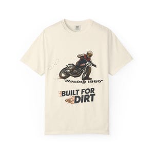 Puede incluir: Un juego de tres tazas de cerámica con un acabado moteado y mate. Las tazas son de color crema, gris claro y gris oscuro. Cada taza tiene un diseño simple y minimalista.