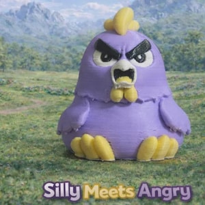 Op de afbeelding: Een paarse cartoon vogelbeeldje met gele accenten, met een boze uitdrukking. De vogel heeft een gele kuif, snavel en poten. De tekst "Silly Meets Angry" staat onderaan. De achtergrond toont een landschap.