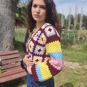 Cárdigan de patchwork colorido hecho a mano para mujer - Suéter de cuadrados estilo abuela arcoíris - Prenda de punto estilo boho hippie - Chaqueta de ganchillo multicolor