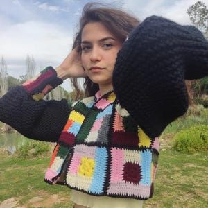 Cárdigan de patchwork colorido hecho a mano para mujer - Suéter holgado negro estilo abuela con cuadrados - Chaqueta bohemia arcoíris negra - Ganchillo único