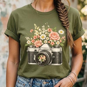 Pode incluir: Uma placa de madeira rústica com o texto "Welcome to our home" em letras brancas. A placa apresenta um acabamento desgastado e um design simples e convidativo, perfeito para a decoração da entrada.