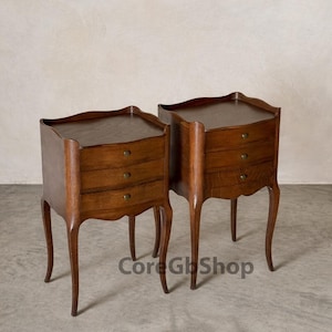 Mesas de cabeceira vintage em nogueira estilo francês, par de criados-mudos com 3 gavetas.