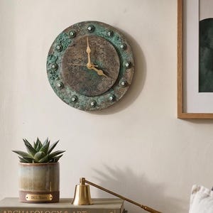 Piccolo orologio unico a forma di oblò con relitti, verde/grigio – Divers Delight, 15 cm, 5,9"