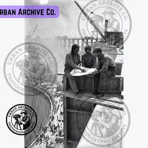 Puede incluir: Una fotografía histórica en blanco y negro que muestra a tres trabajadores de la construcción sentados en una plataforma de madera elevada, examinando juntos un plano grande. Al fondo, se ve una obra de presa con una grúa.