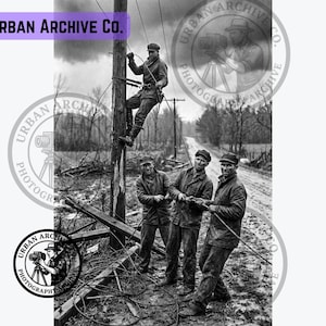Reparationspersonal för telefonlinjer från 1940-talet i stormigt väder | Foto av en gammaldags el- och vattenarbetare