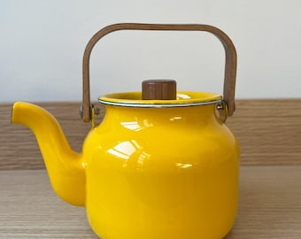 Vintage geel geëmailleerde theepot, houten handvat, Scandinavische waterkoker uit het midden van de eeuw