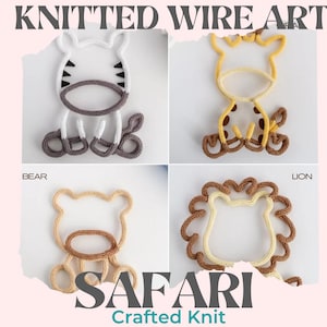 Puede incluir: Arte de alambre tejido con animales de safari: una cebra, una jirafa, un oso y un león. Cada animal está hecho con alambre e hilo, mostrando un diseño único. El texto "SAFARI Crafted Knit" se muestra en la parte inferior.