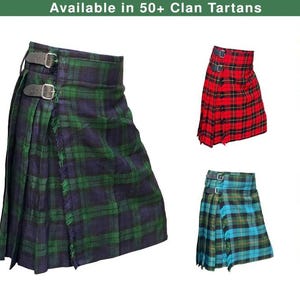 Puede incluir: Un kilt a cuadros verde y azul marino con correas y hebillas de cuero. El kilt tiene un borde con flecos y se muestra con ejemplos de otros patrones de tartán. El texto en la parte superior dice "Available in 50+ Clan Tartans."