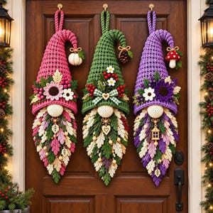 Puede incluir: Tres decoraciones colgantes de gnomos de ganchillo en rosa, verde y morado. Cada gnomo presenta un sombrero puntiagudo adornado con flores, bayas y un pequeño dije, además de una larga barba hecha de hojas de ganchillo en capas de varios colores.