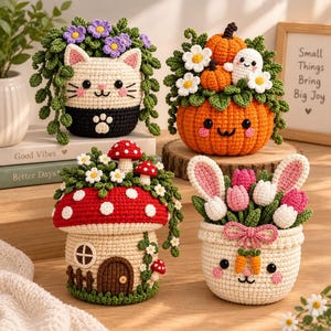 Peut inclure: Quatre objets décoratifs en crochet : un pot en forme de chat avec des fleurs violettes, un pot en forme de citrouille avec un fantôme et des marguerites, une maison champignon à pois blancs et un pot lapin rempli de tulipes roses et blanches.