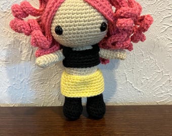 Jolie poupée au crochet aux cheveux roses
