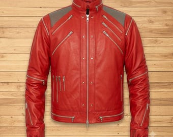 Puede incluir: Una chaqueta de cuero rojo brillante con cuello alto, cremallera central plateada y múltiples bolsillos con cremallera plateada dispuestos en diagonal y vertical en el pecho y las mangas. Los hombros incluyen paneles grises texturizados.