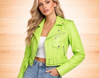 Chaqueta de cuero corta estilo motero verde neón: estilo urbano con cinturón y estilo motociclista.