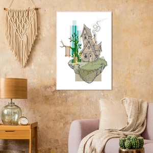 以下が含まれることがあります： 浮遊する島にある気まぐれな家の額入りイラスト。このアートワークは、ベージュ、緑、茶色のカラーパレットを使用した、詳細な手描きのスタイルが特徴です。木とブランコもイラストに含まれています。アートワークは壁に飾られています。