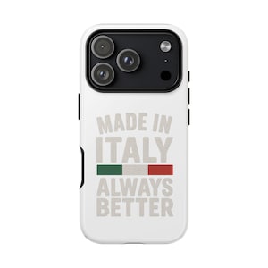 Könnte beinhalten: Weißes Handycase mit schwarzem Kameramodul. Das Case zeigt den Text "MADE IN ITALY ALWAYS BETTER" in fetter, hellgrauer Schrift, mit einem grün-weiß-roten Streifendesign.