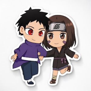 Peut inclure: Un autocollant représentant deux personnages de style anime. L'un a des cheveux noirs et des yeux rouges, portant une tenue violette et un pantalon bleu. L'autre a des cheveux et des yeux bruns, portant une tenue noire avec un bandeau. Ils se tiennent la main.