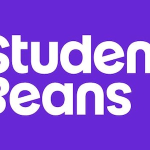 Puede incluir: Imagen con el texto "Student Beans" en blanco sobre un fondo morado. La tipografía es en negrita y el texto está centrado. Diseño simple y limpio.