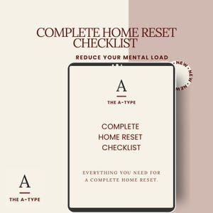 Könnte beinhalten: Ein digitales Tablet mit einem Dokument namens Complete Home Reset Checklist, mit dem Text Reduce Your Mental Load, The A-Type und Everything You Need For A Complete Home Reset. Das Design zeigt dunkelroten Text auf einem cremefarbenen Hintergrund.