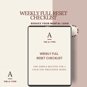 Könnte beinhalten: Ein digitales Tablet mit einer Weekly Full Reset Checklist und dem Text: A, The A-Type, Weekly Full Reset Checklist, The simple routine for a calm and organized home. Der Hintergrund ist cremefarben und malvenfarben mit einem runden New-Stempel.