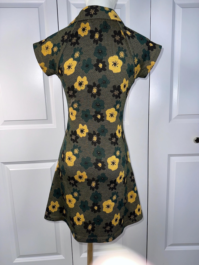 Urban Outfitters Arlo miniklänning i retro blommönster bild 4