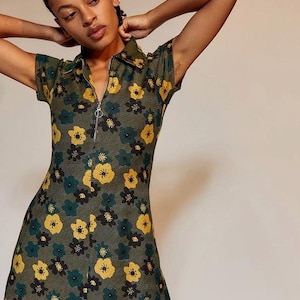 Urban Outfitters Arlo miniklänning i retro blommönster bild 1