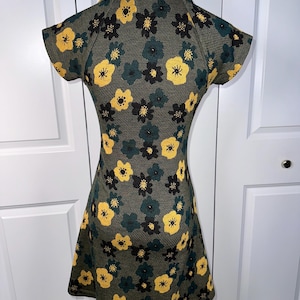 Urban Outfitters Arlo miniklänning i retro blommönster bild 5
