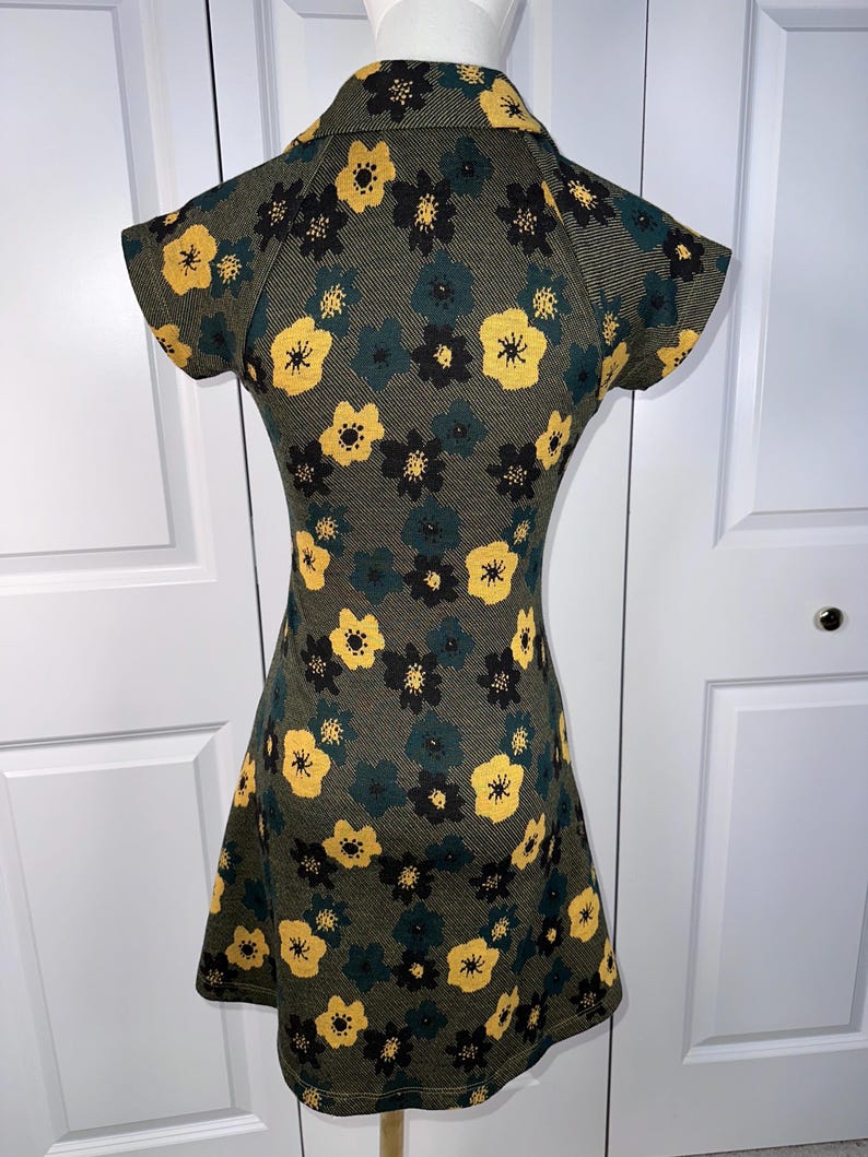 Urban Outfitters Arlo miniklänning i retro blommönster bild 5