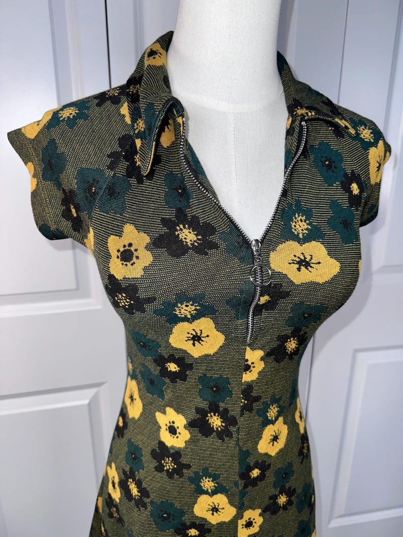 Urban Outfitters Arlo miniklänning i retro blommönster bild 3