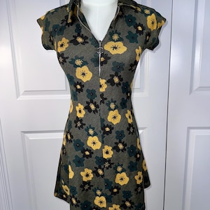 Urban Outfitters Arlo miniklänning i retro blommönster bild 2