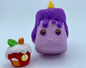 Kawaii Candle Bath Bomb with Winter Cottage Toy Inside