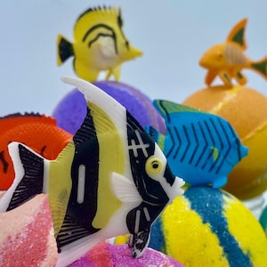 Tropical Fish Bath Bomb with Tropical Fish Toy Inside