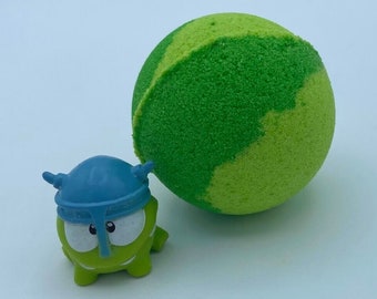 BASICS Bath Bomb with Silly Monster Toy Inside