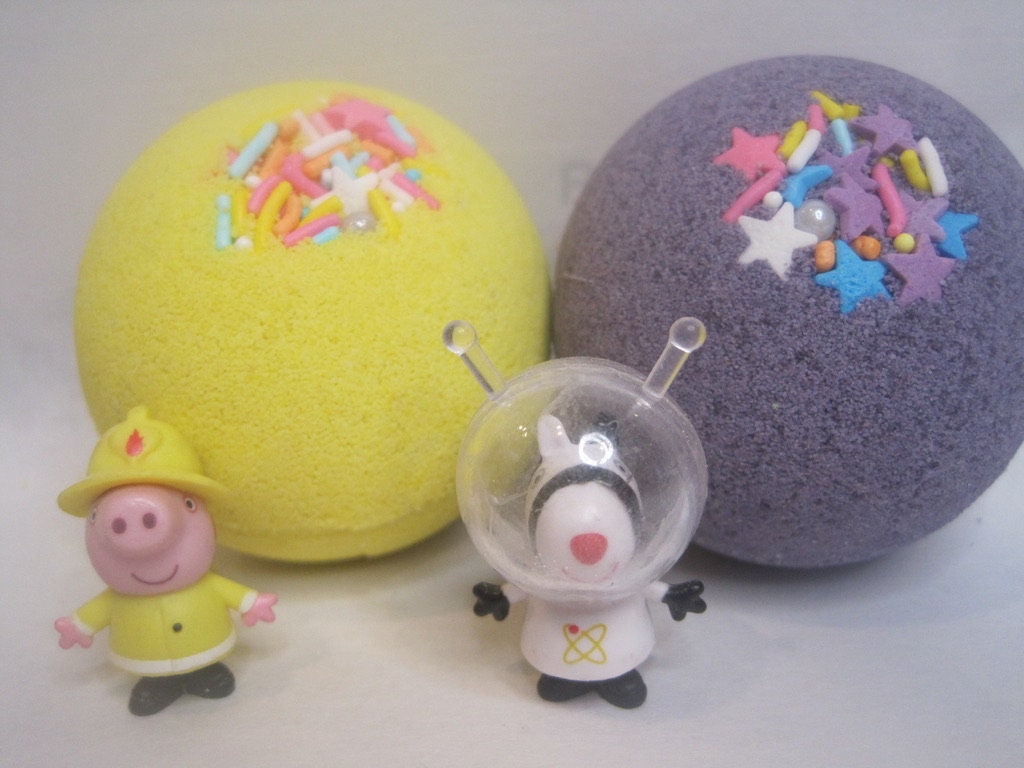 NEW- 2 Packs PEPPA Bath Bombs with Character Toys in Each