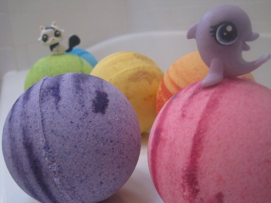 Littlest Pet Shop Bombs- Bath Bombs with Surprise Pet Shop Toys Inside