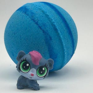 Pets Bath Bomb with Littlest Pet Shop Toy Figurine Inside