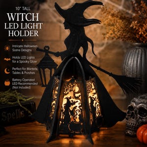 Puede incluir: Un soporte para luz LED de bruja negra de 25,4 cm de altura que presenta la silueta de una bruja sosteniendo una linterna y una escoba. La base es una estructura decorativa con escenas de Halloween recortadas, iluminadas desde el interior.