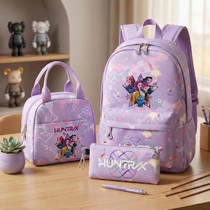 Może przedstawiać: Ręcznie robiony drewniany szyld z napisem "Welcome" w stylu pisma odręcznego. Szyld jest pomalowany na biało z efektem postarzenia i małe, dekoracyjne serce. Przeznaczony do użytku wewnątrz i na zewnątrz.