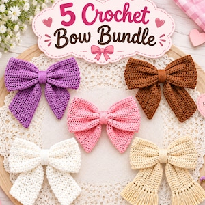 Könnte beinhalten: Ein Set aus fünf handgehäkelten Schleifen in Lila, Braun, Rosa, Weiß und Creme. Die Schleifen haben eine strukturierte Garnkonstruktion mit einem Mittelknoten. Die cremefarbene Schleife hat gefranste Enden. Ein Schild zeigt 5 Crochet Bow Bundle.