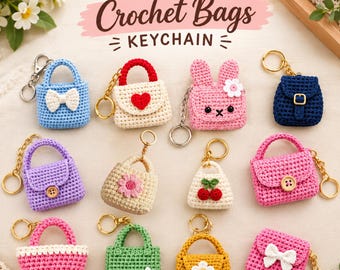 Op de afbeelding: Een collectie van twaalf gehaakte miniatuur tas-sleutelhangers in diverse kleuren en ontwerpen, waaronder handtassen, rugzakken en dierengezichten. Elke sleutelhanger is voorzien van een metalen ring en details zoals strikjes, bloemen, hartjes en knopen.