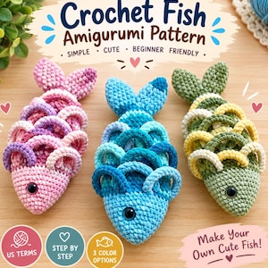 Op de afbeelding: Drie gehaakte amigurumi vissen in roze, blauw en groen, elk met gelaagde schubben en donkere ogen. De tekst luidt: Crochet Fish Amigurumi Pattern, Simple, Cute, Beginner Friendly, US Terms, Step By Step, 3 Color Options, Make Your Own Cute Fish!